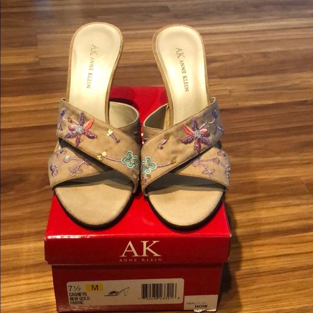 AK Anne Klein Size 7.5M